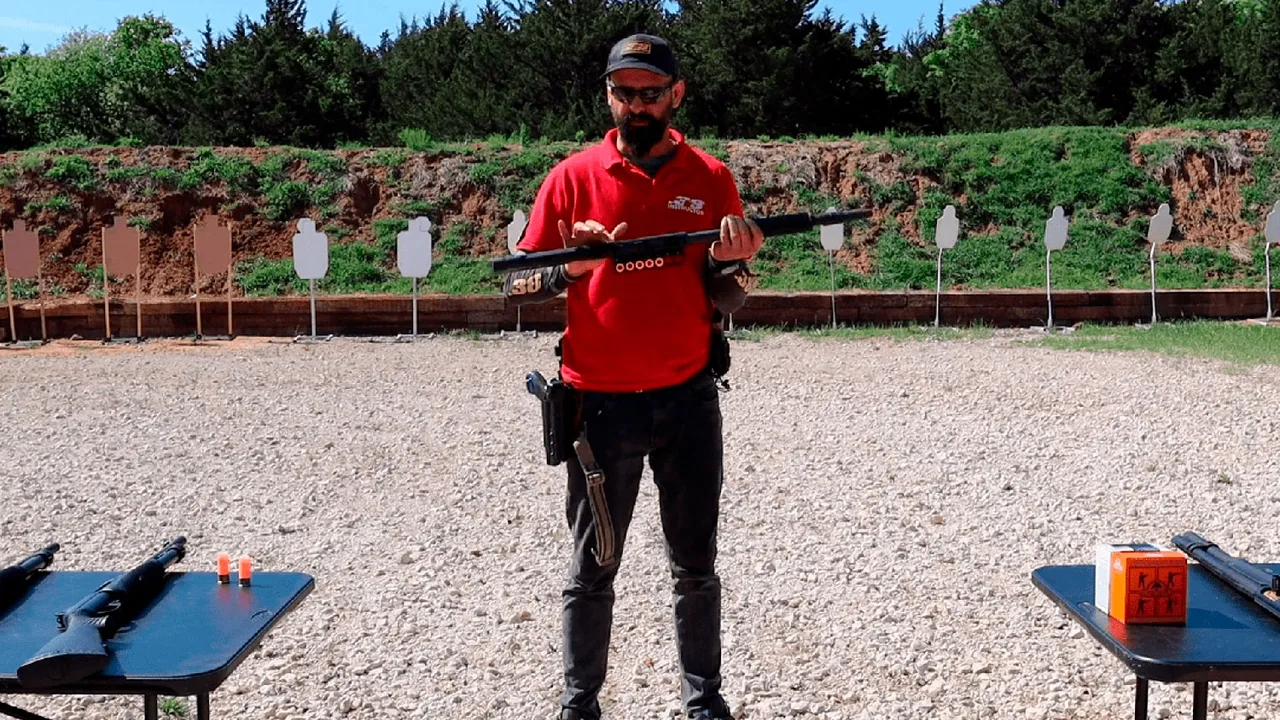 Capa de O pronto-uso das espingardas pump-action
