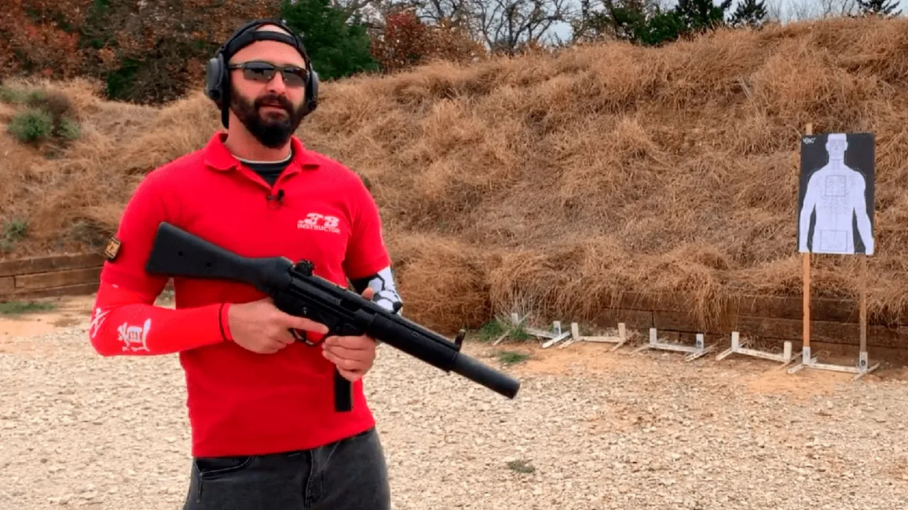 Capa de Comparativo submetralhadora x 12 gauge